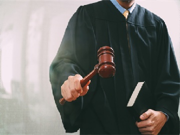 淄博街头，有人突然被卷入车底！惊魂30秒监控曝光